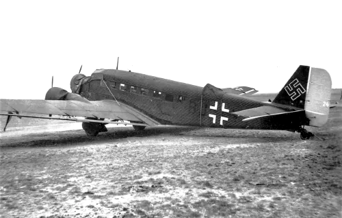 Junkers Ju 52 en un aeródromo alemán durante la Segunda Guerra Mundial