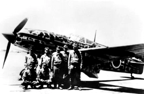 Kawasaki Ki-61 Hien con tripulación japonesa en un aeródromo