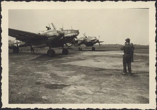 Dos Messerschmitt Bf 110 del ZG 76 con la característica pintura de boca de tiburón en el aeródromo De Kooy, 1941