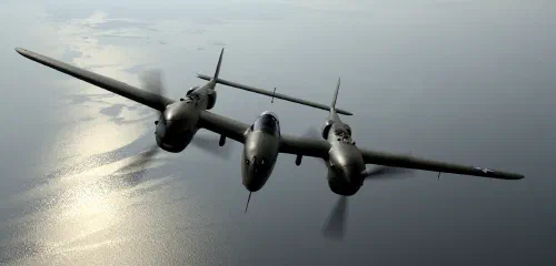 P-38 Lightning en vuelo, vista frontal que muestra su característico diseño de doble fuselaje