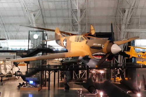 Curtiss P-40E Kittyhawk con la característica boca de tiburón pintada en el morro