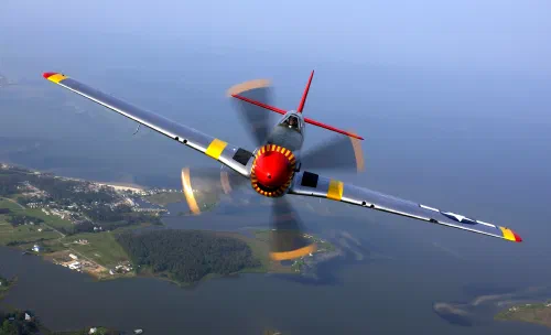 P-51 Mustang en vuelo mostrando su perfil aerodinámico característico