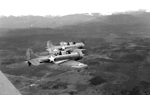 Dos bombarderos SBD Dauntless en vuelo sobre las islas Salomón en 1942