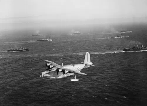 Short Sunderland Mk I del Escuadrón 210 de la RAF patrullando sobre un convoy canadiense en julio de 1940