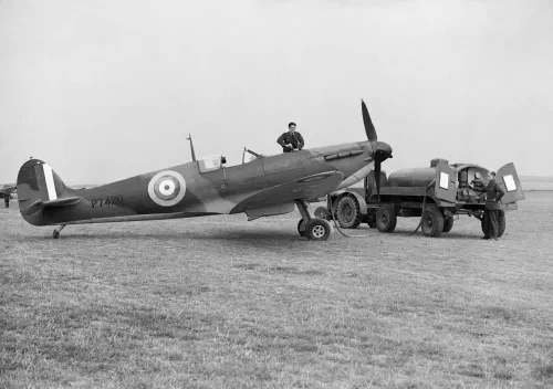 Spitfire y Messerschmitt Bf 109 en vuelo durante la Segunda Guerra Mundial