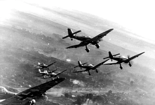 Formación de bombarderos en picado Junkers Ju 87 Stuka sobre el frente oriental en 1943