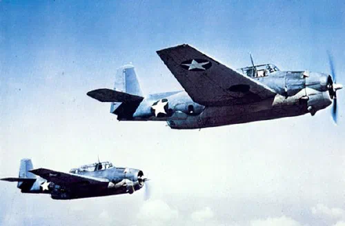 Dos TBF-1 Avenger de la US Navy en vuelo, hacia 1942