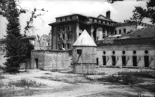 Los jardines de la Cancillería del Reich destruida en Berlín, sobre el Führerbunker