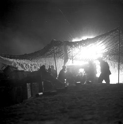 Cañón de campaña británico de 25 libras disparando de noche durante el asalto a la Línea Mareth en marzo de 1943