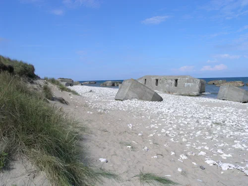 Búnker del Muro Atlántico en la costa