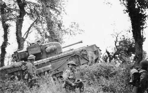 Tanque Churchill del 7.º Regimiento Real de Tanques apoyando a la infantería durante la Operación Epsom en Normandía, junio de 1944