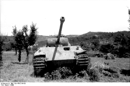 Tanque Panzer V Panther avanzando por terreno abierto en Italia en 1944