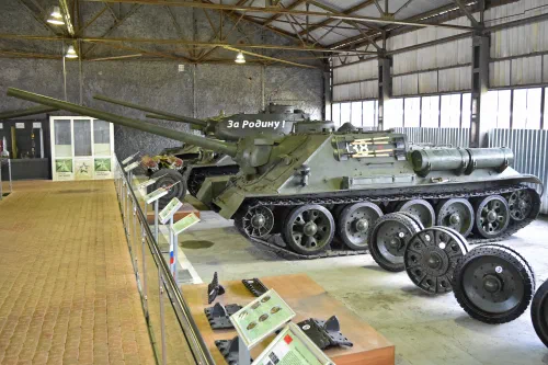 Cazacarros SU-100 soviético expuesto en un museo