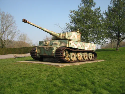 Tanque Tiger I alemán y Sherman estadounidense durante la SGM