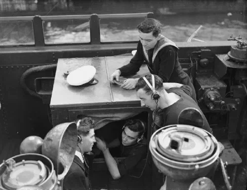 Operadores de ASDIC a bordo del HMS Anthony durante una patrulla antisubmarina en 1944