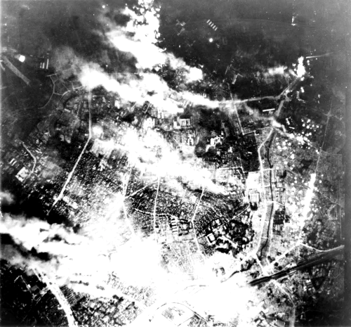 Tokio en llamas durante un bombardeo incendiario con napalm en mayo de 1945