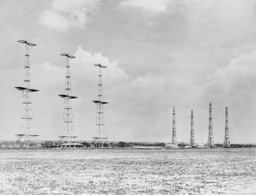 Instalación de radar Chain Home en Poling, Sussex, con torres transmisoras de acero de 110 metros y torres receptoras de madera de 73 metros