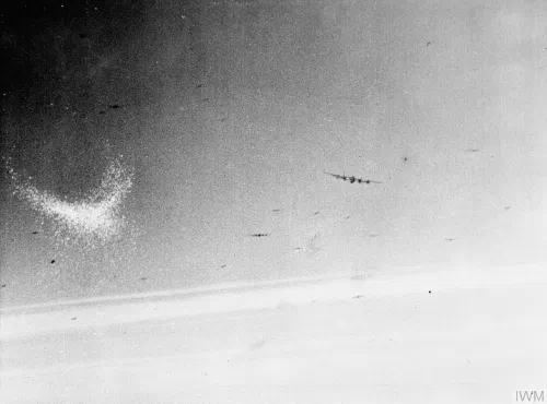Tiras de aluminio Window lanzadas desde un bombardero para confundir al radar alemán