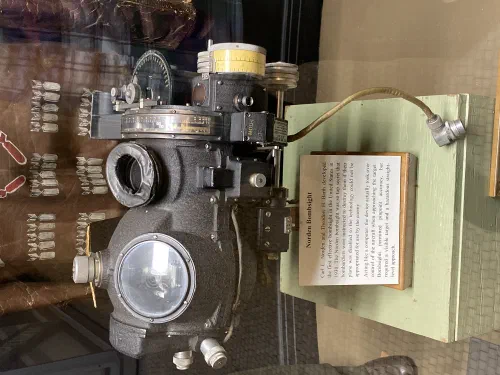 Mira de bombardeo Norden original expuesta en museo