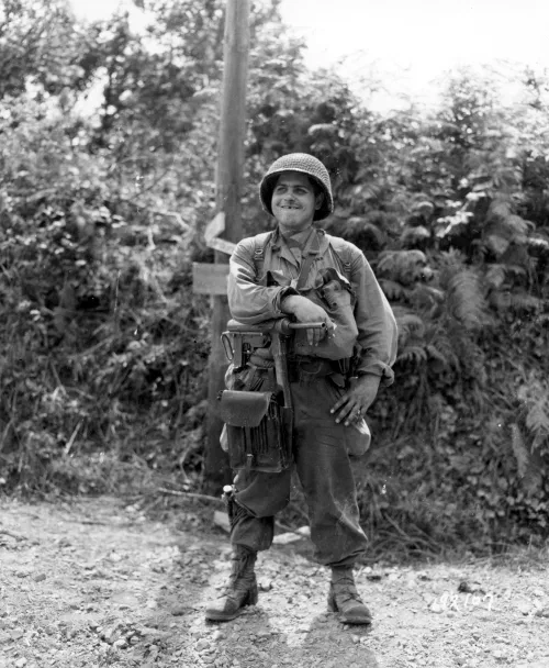 Sargento operador de radio del ejército estadounidense en Coutances, Francia, julio de 1944