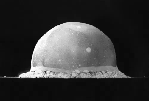 Bola de fuego de la prueba Trinity 16 milisegundos después de la detonación, 16 de julio de 1945