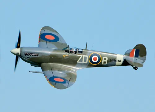 Supermarine Spitfire MH434 en vuelo mostrando su característica ala elíptica