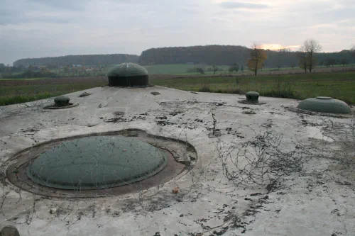 Búnker de la Línea Maginot con torreta retráctil en el Ouvrage de Schoenenbourg, Alsacia