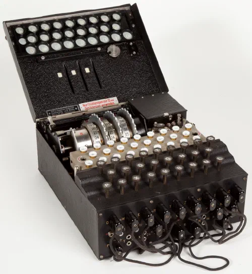 Máquina Enigma alemana con rotores y panel de conexiones visible, expuesta en el Museo de Ciencia y Tecnología de Milán