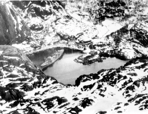 Fotografía aérea del buque alemán Altmark fondeado en el fiordo de Jøssing, Noruega, febrero de 1940