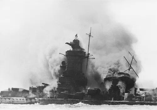 El acorazado de bolsillo Admiral Graf Spee ardiendo tras ser hundido por su tripulación frente a Montevideo en diciembre de 1939