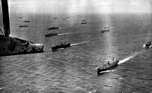 Convoy aliado en el Atlántico visto desde un hidroavión Short Sunderland de la RAF, hacia 1943