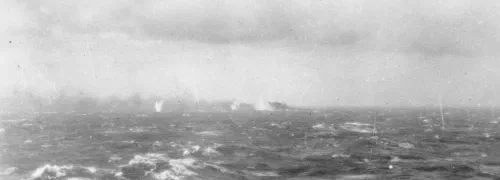 El acorazado Bismarck en llamas y rodeado de impactos de proyectiles durante su hundimiento, 27 de mayo de 1941