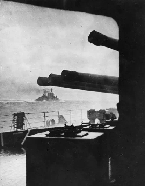 El HMS Hood navegando hacia el combate contra el Bismarck y el Prinz Eugen, 24 de mayo de 1941, en la última fotografía del buque