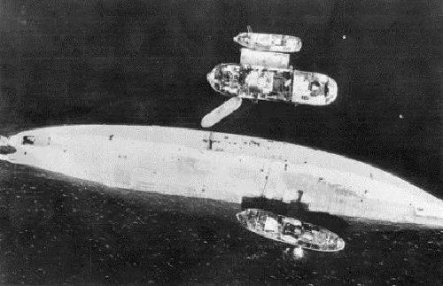 Fotografía aérea de reconocimiento mostrando el casco volcado del Tirpitz en el fiordo de Tromsø tras el ataque del 12 de noviembre de 1944