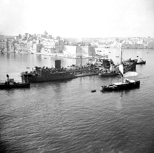 El petrolero SS Ohio escoltado por destructores británicos llega a Malta durante la Operación Pedestal en agosto de 1942