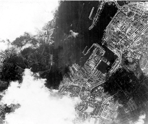 Fotografía aérea de reconocimiento del Scharnhorst en el astillero de Kiel tras la Operación Cerberus en 1942