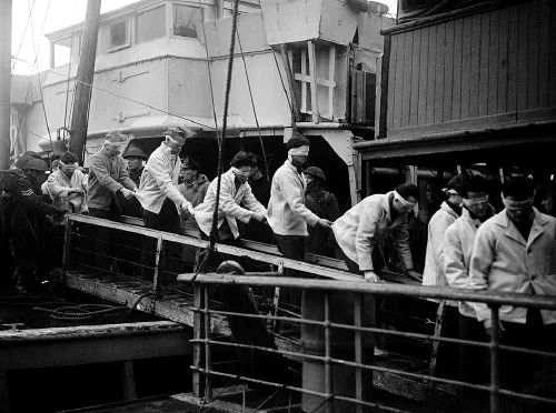 Supervivientes del Scharnhorst con los ojos vendados desembarcando en Scapa Flow
