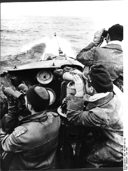 Tripulación de un U-Boot alemán en la torre del submarino durante una patrulla en el Atlántico, julio de 1942