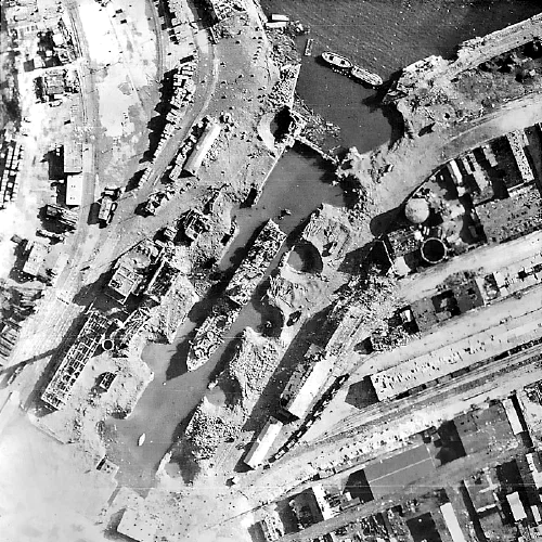 Puerto de Brest destruido por los alemanes durante el asedio de 1944