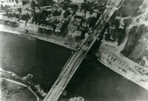 Vista aérea del puente de Arnhem sobre el Neder Rijn en septiembre de 1944
