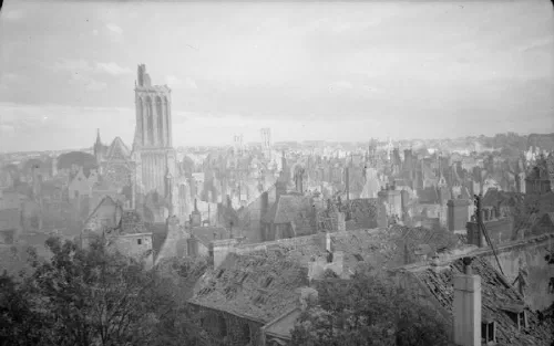 Vista general de Caen mostrando la destrucción causada por los bombardeos aliados en julio de 1944