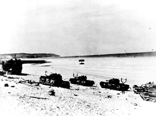 Tanques Churchill del Regimiento de Calgary dañados en la playa principal de Dieppe tras el asalto del 19 de agosto de 1942