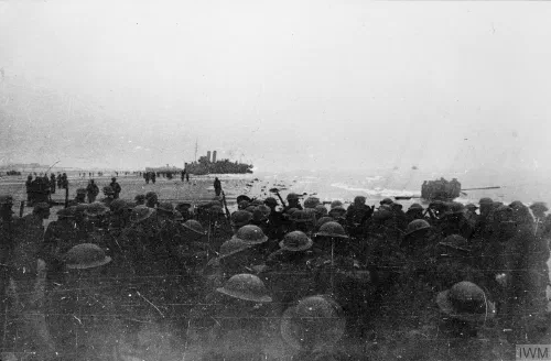 Soldados del 2.º Royal Ulster Rifles esperando la evacuación en Bray Dunes, cerca de Dunkerque, en mayo de 1940
