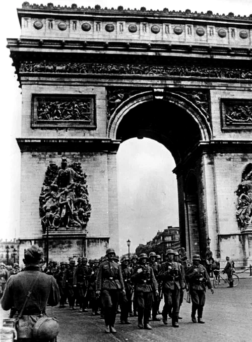 Tropas alemanas marchando frente al Arco del Triunfo de París en junio de 1940
