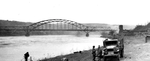 Vista lateral del puente Ludendorff de Remagen sobre el Rin, con columnas de humo de la artillería alemana intentando destruirlo, marzo de 1945