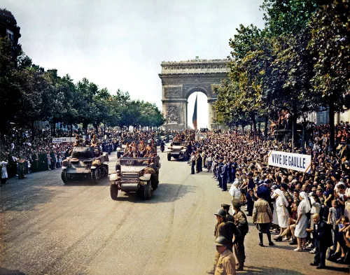 Multitudes en los Campos Elíseos contemplan los blindados de la 2.ª División Blindada de Leclerc tras la liberación de París, 26 de agosto de 1944