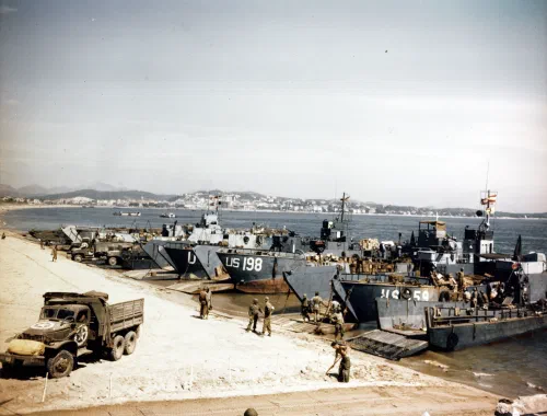 Lanchas de desembarco aliadas descargando suministros en la playa de Fréjus, sur de Francia, agosto de 1944