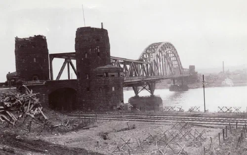 El puente Ludendorff sobre el Rin entre Erpel y Remagen tras su captura por tropas estadounidenses, marzo de 1945