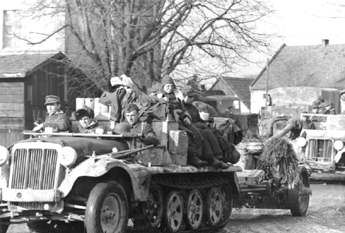 Tropas alemanas retirándose hacia Breslavia con un semioruga y un cañón antitanque, febrero de 1945