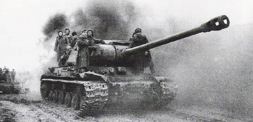 Soldados soviéticos combaten en las calles de Budapest en 1945